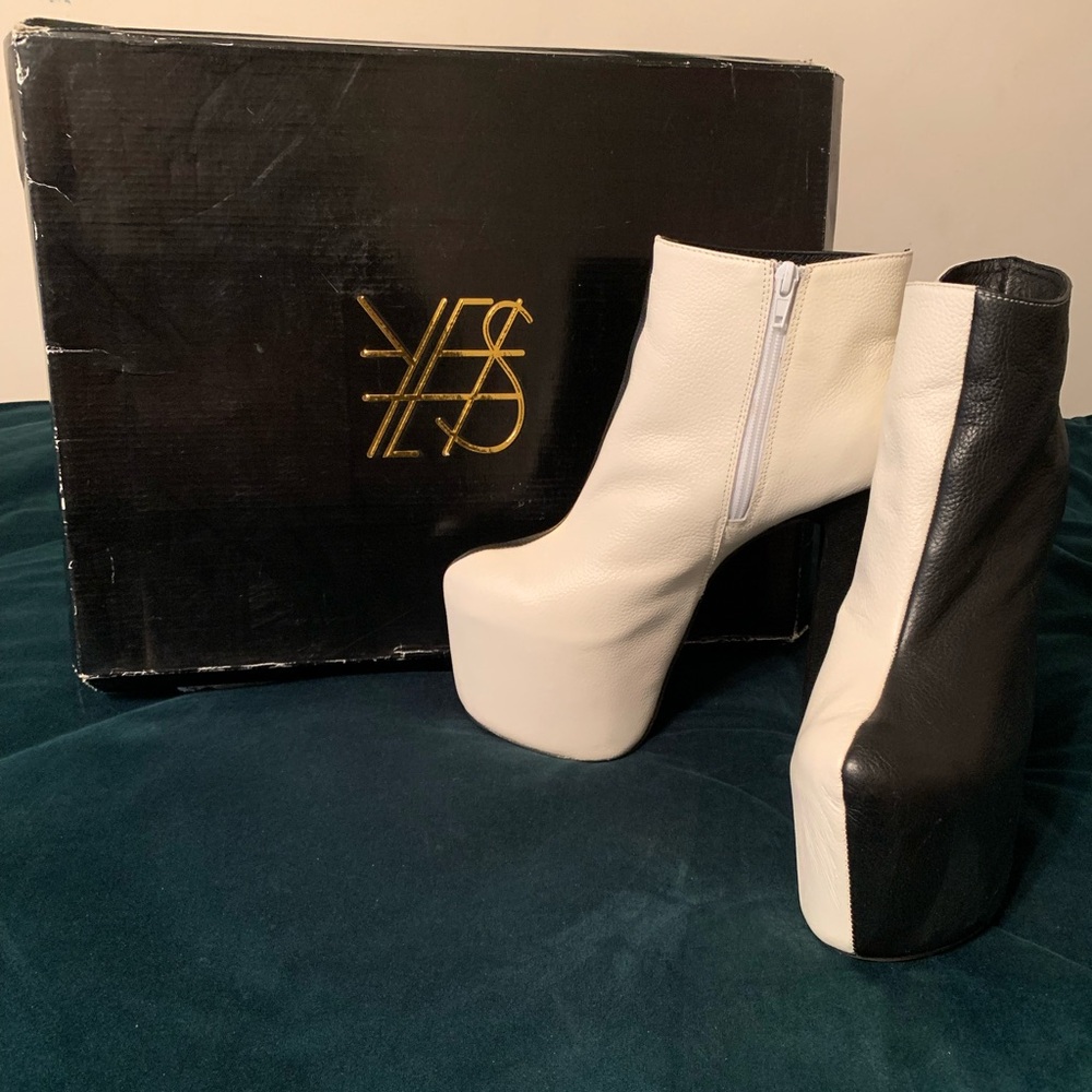 Sz. 8/9 “YES” Black and White Platform Booties